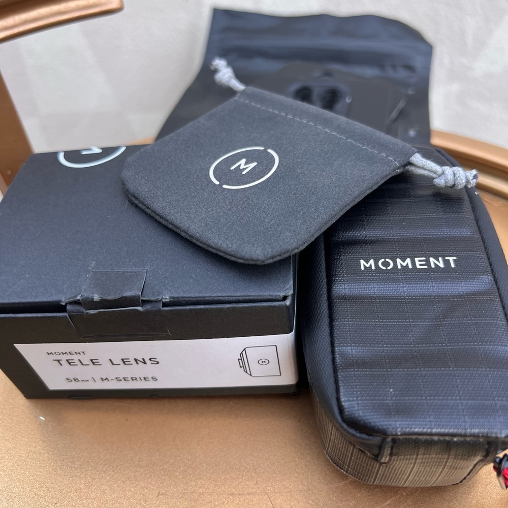 Moment Tele Lens 58mm M-Series with Dual Mobile Lens Travel Pouch - Picture 7 of 8